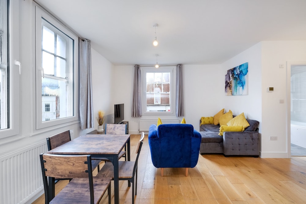 Eastons 2 Bedroom Apt. with Sofa Bed