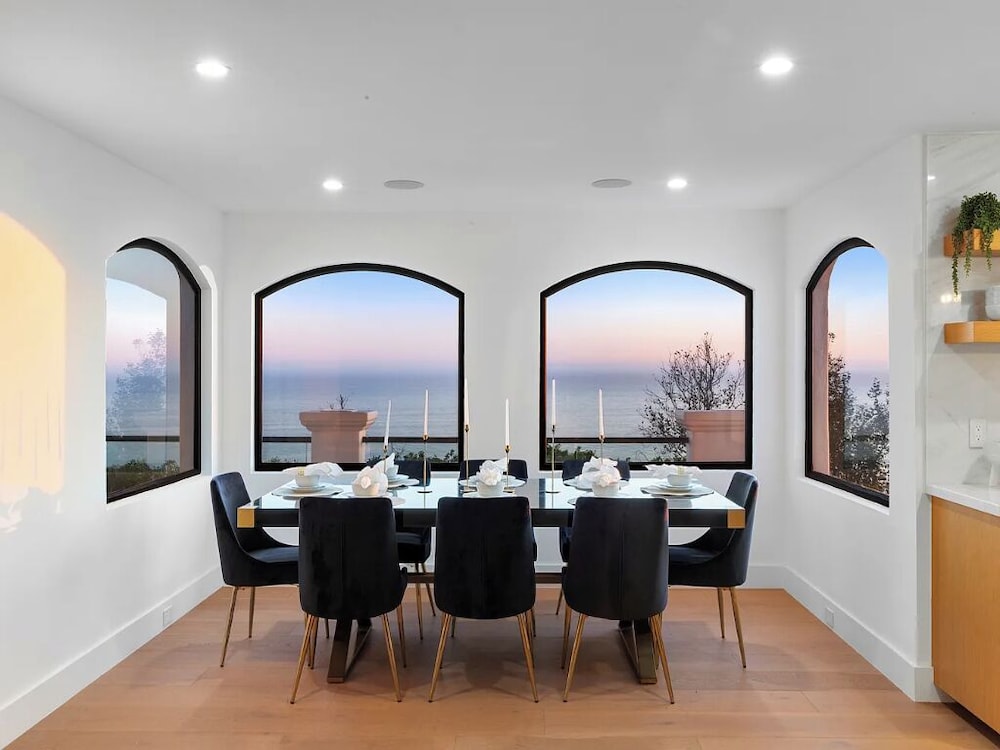 Villa Costera - Tree-lined Tranquility: 3-level Entertainer's Dream