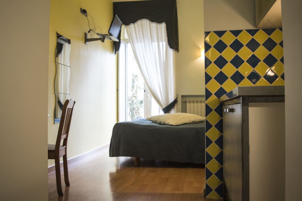 Bonapace Porta Nolana B&B