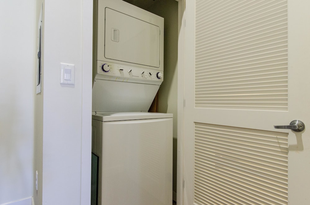 Downtown Convention Center Suite with Pool - Image 5