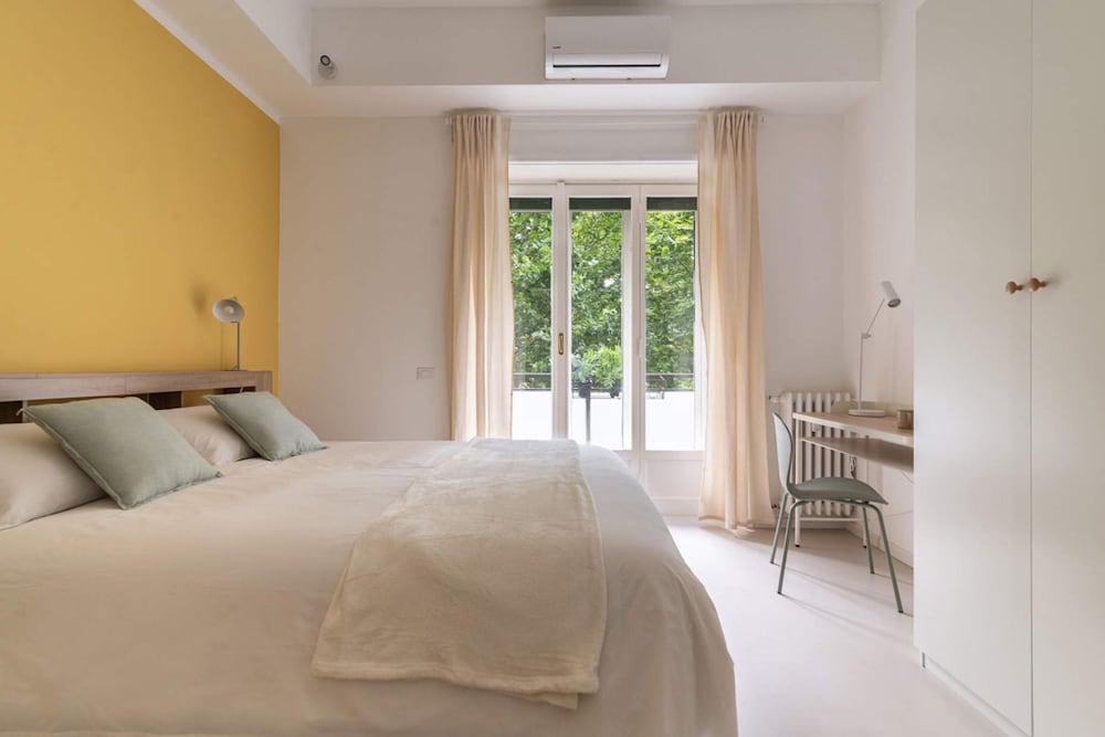 w Elegant 3BR Near Milan Center