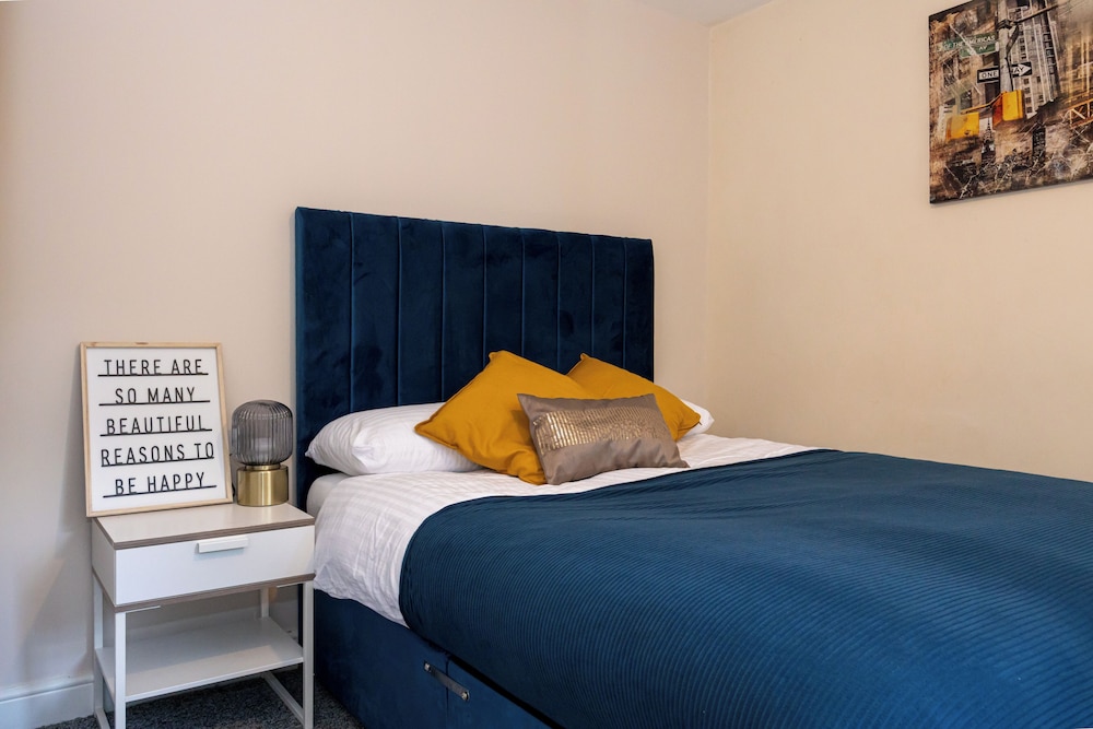 Cosy 4 Bed Townhouse Near Keele University and Royal Stoke Hospital