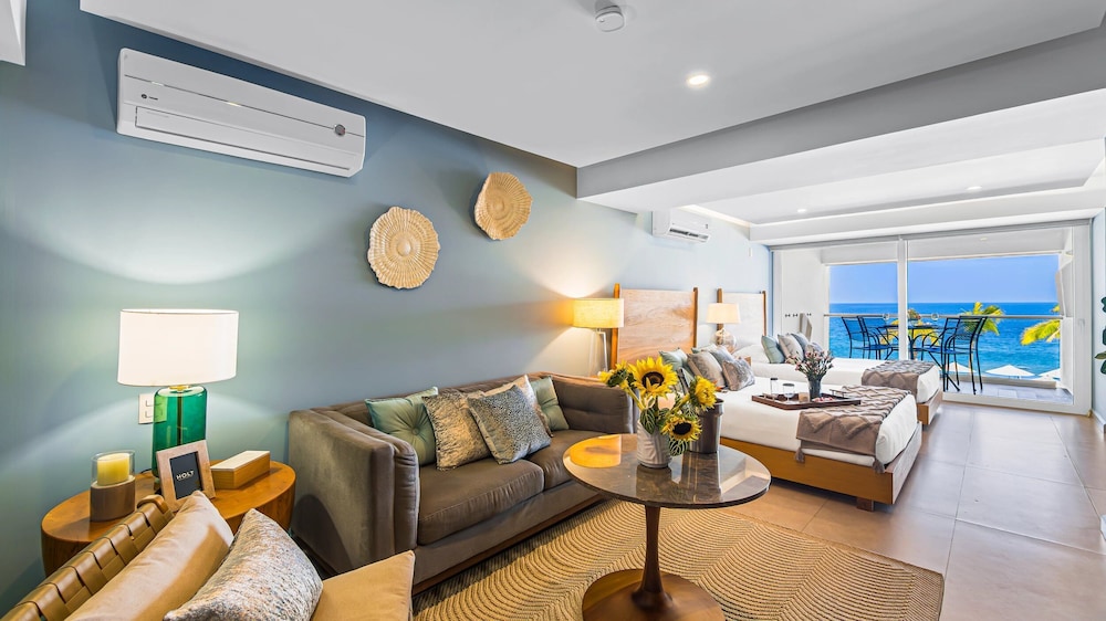 Gorgeous 1BR with Pools & Sea Views