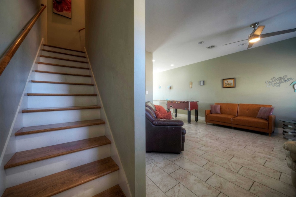 Ridley Retreat Community Pool, Mins to the Beach Corpus Christi + Port A