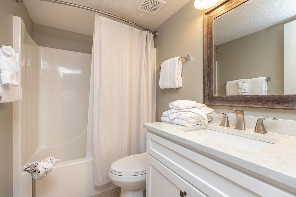 Phoenix Vi 6708 3 Bedroom Condo