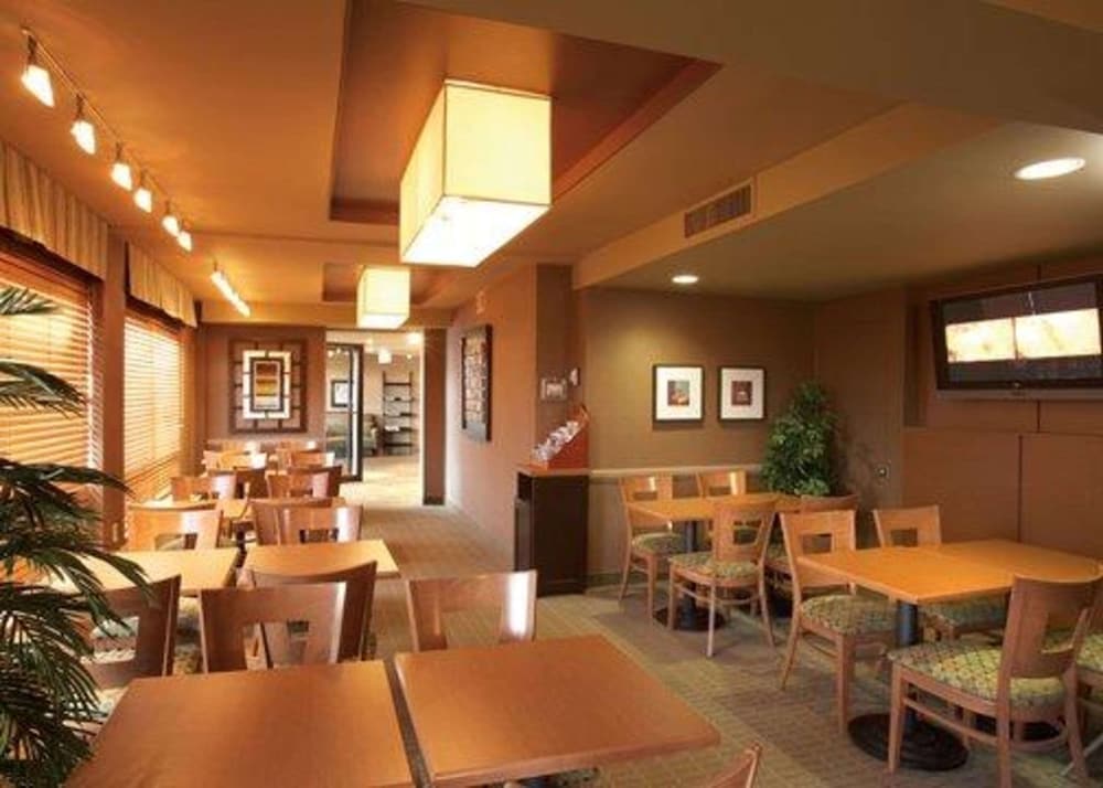 Quality Inn  Suites P.E. Trudeau Airport - Property Image 9