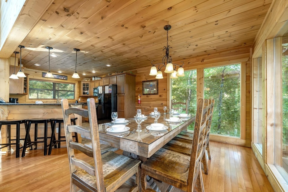 A Suite Mountain View - 4 Bedrooms, 4 Baths, Sleeps 12 Home by RedAwning