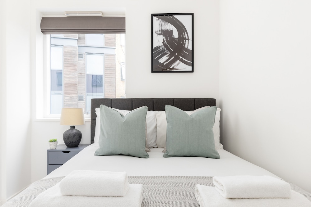 Luminous 2 Bed Balcony Flat in Islington