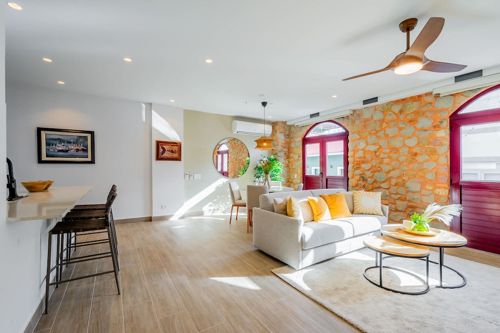 w Beautiful 2BR w Balcony in Casco Viejo