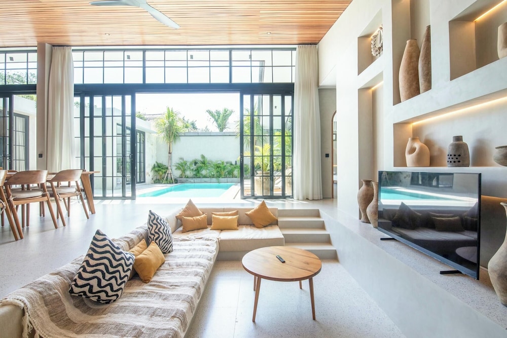 Stylish 5BR Boho Hideaway, 5 Minutes Bingin Beach