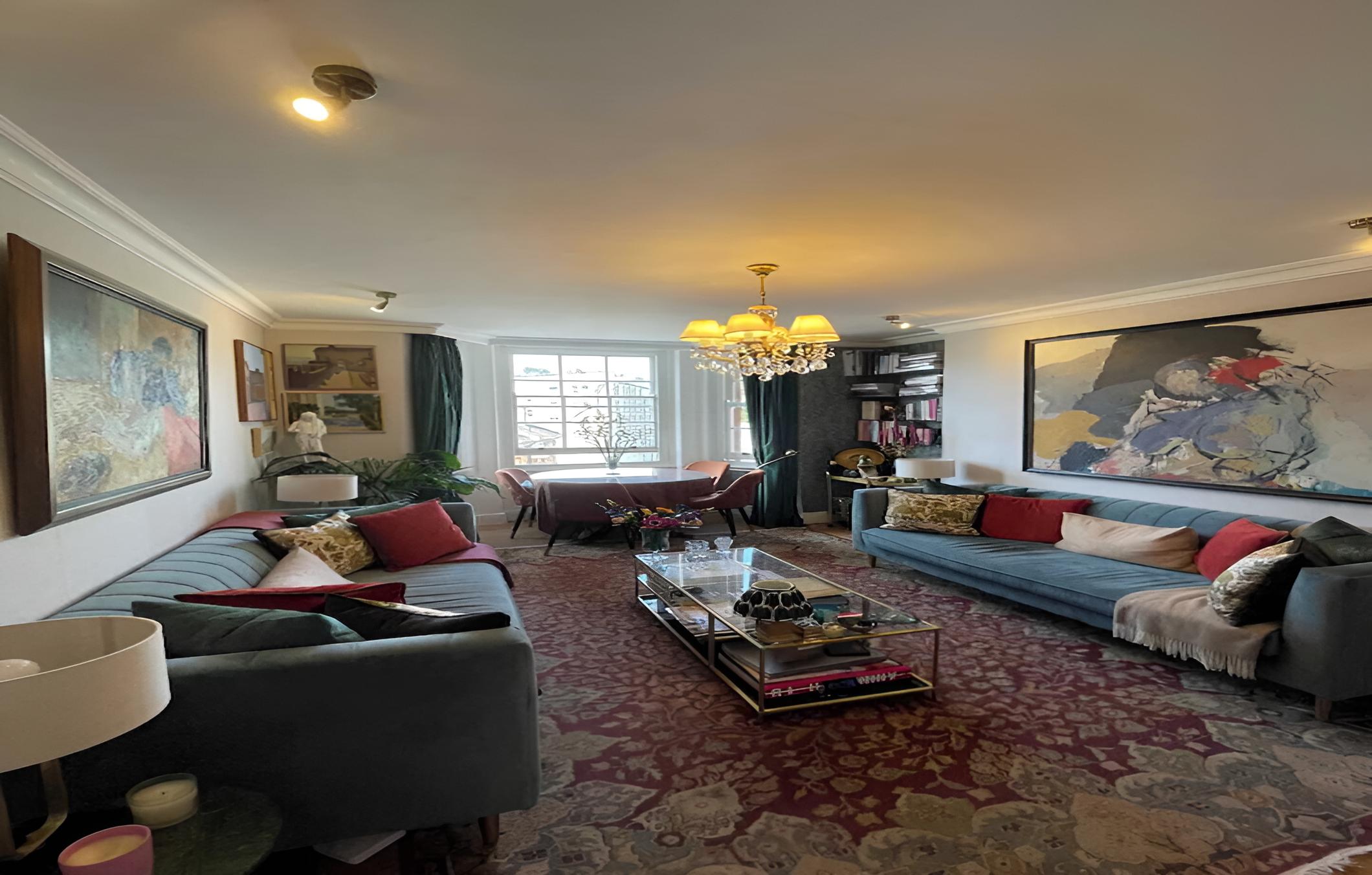 Vibrant & Art-filled 2BD Haven - Victoria
