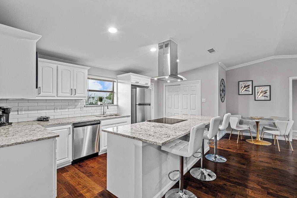 Built for Crews 1-story XL Yard Ample Parking