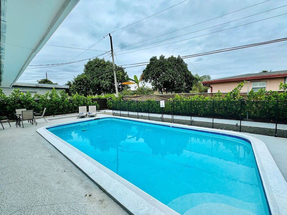 Tropical Villa King Bed Pool Top Location