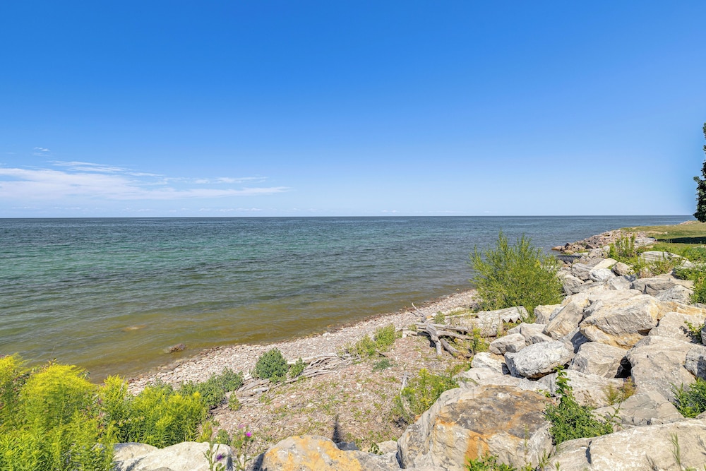 Lake Ontario Hideaway - Nature & Stillness Await!