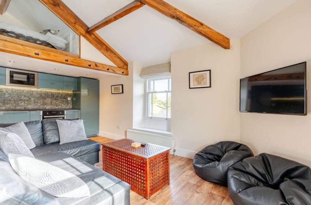 Sedbergh Penthouse - Kingbed - Tv - Wifi view 3