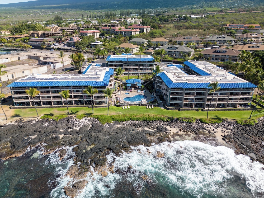 Kona Reef F2 Charming Oceanfront Condo for 4!