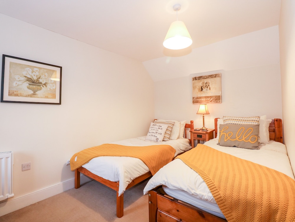 Hollyhedge Cottage view 4