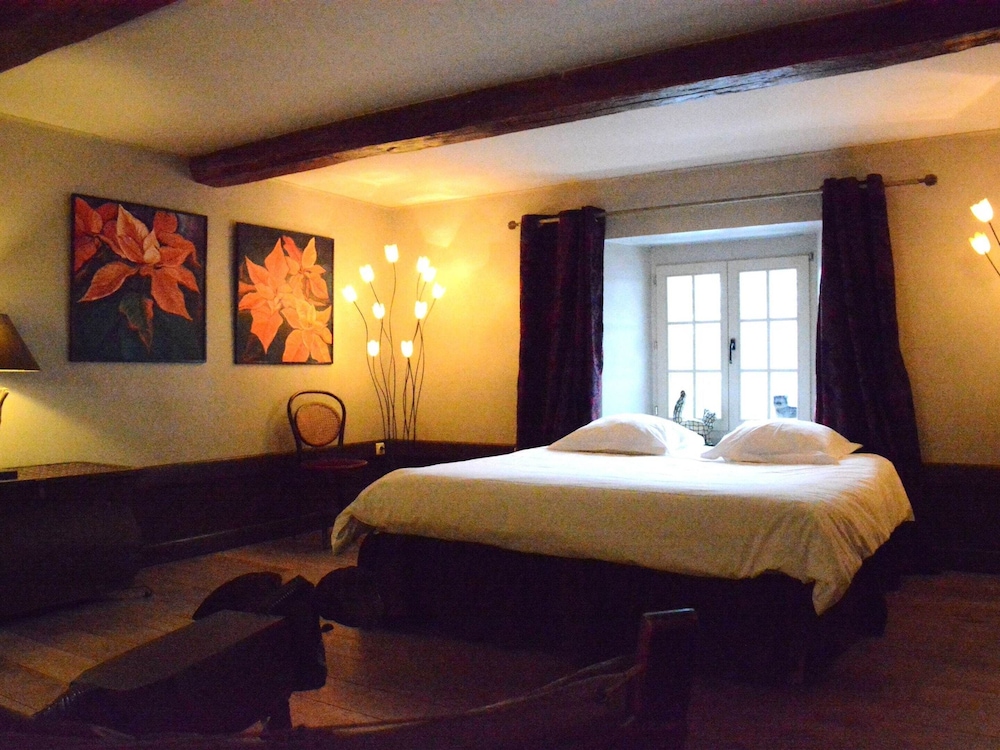 Holiday Home in Bievre Near Town Center view 4