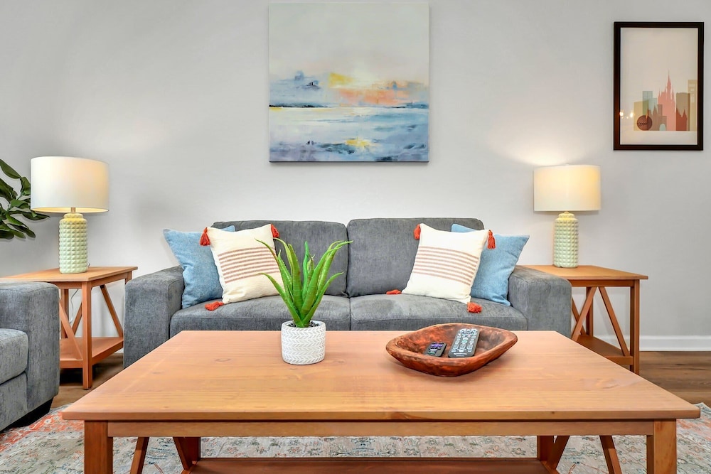Spacious and Modern Townhome! Close to Attractions and Conventions Center! 3vc5014-10