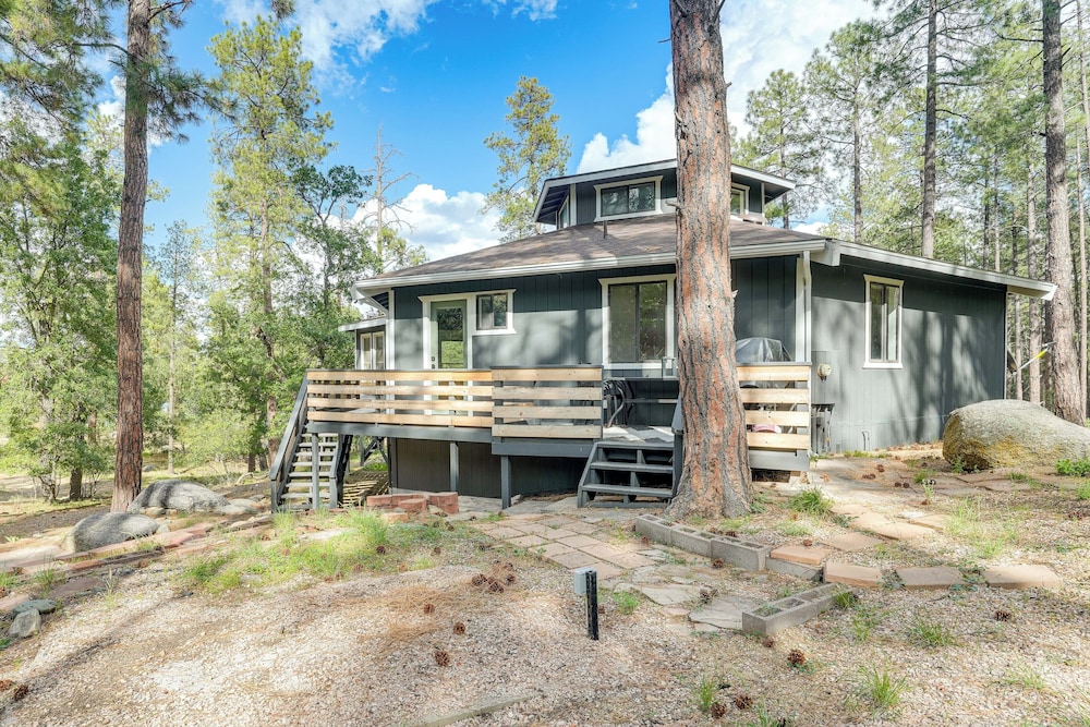 Mid-mod Mountain Cabin Near Thumb Butte Trails!