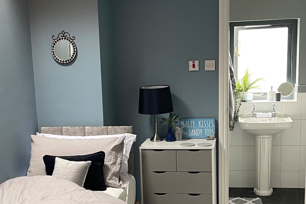 Cottage - Sleeps 4 - Pet Friendly - Terrace