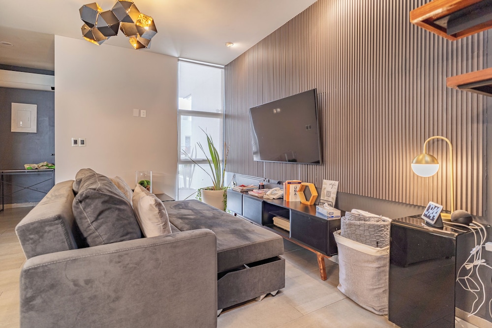 Luxurious 5-bedroom House With Air-conditioning & Private Rooftop in Juriquilla