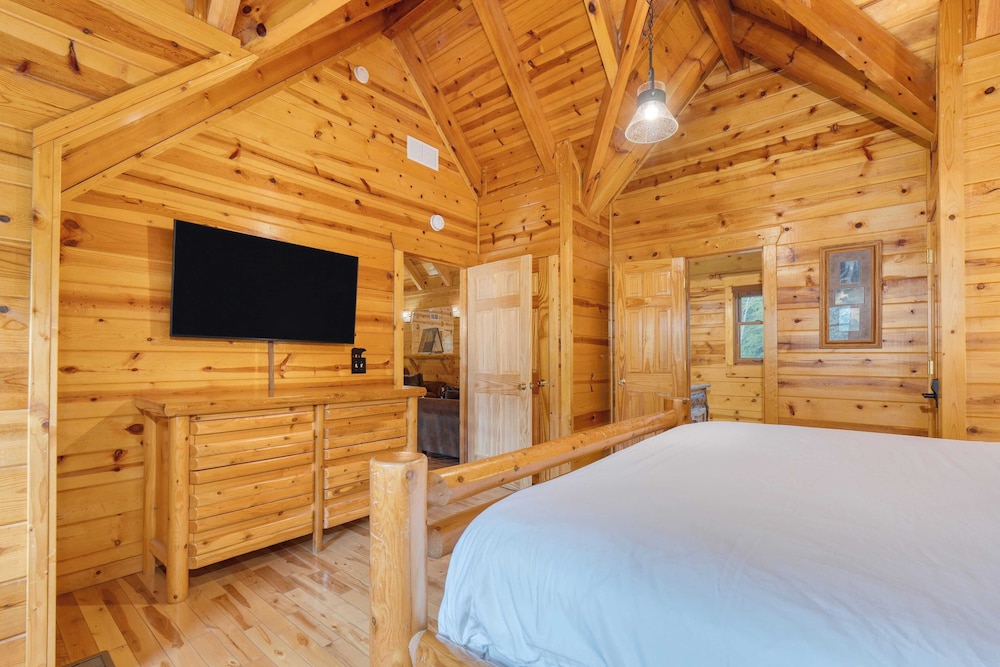 Sleeps 26, 2 Homes Theater Room, Game Room, Hot Tub, Smoky Mountain Views