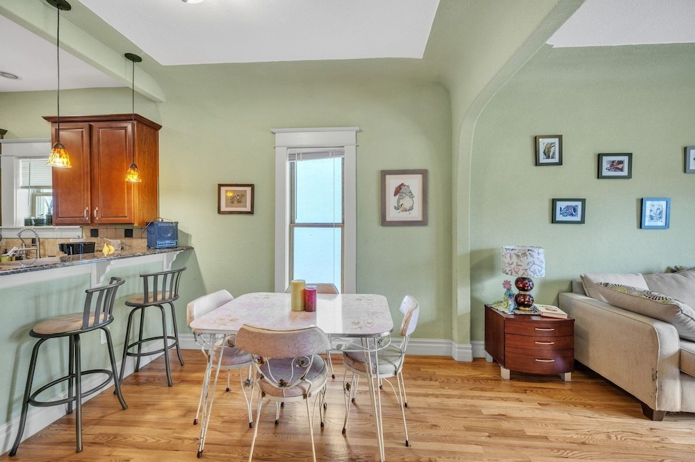 Stylish 2-story Home - Perfect Denver Location 2 Bedroom Home