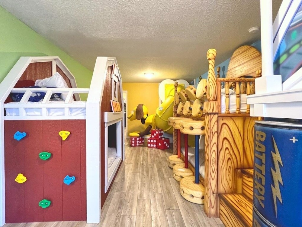 Stunning Themed 7 Bed Pool Home With Theater-3229l 7 Bedroom Home