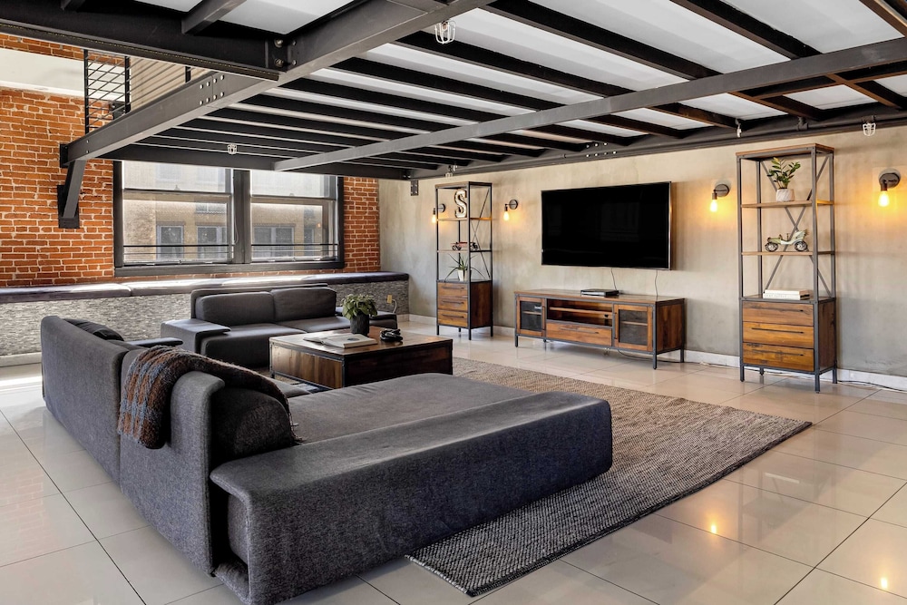 Skyline Lofts by Avantstay: a Multi-level Industrial-chic Retreat in Dtla With Rooftop Views, Soaring Ceilings & Steps to Dining, Music & Culture