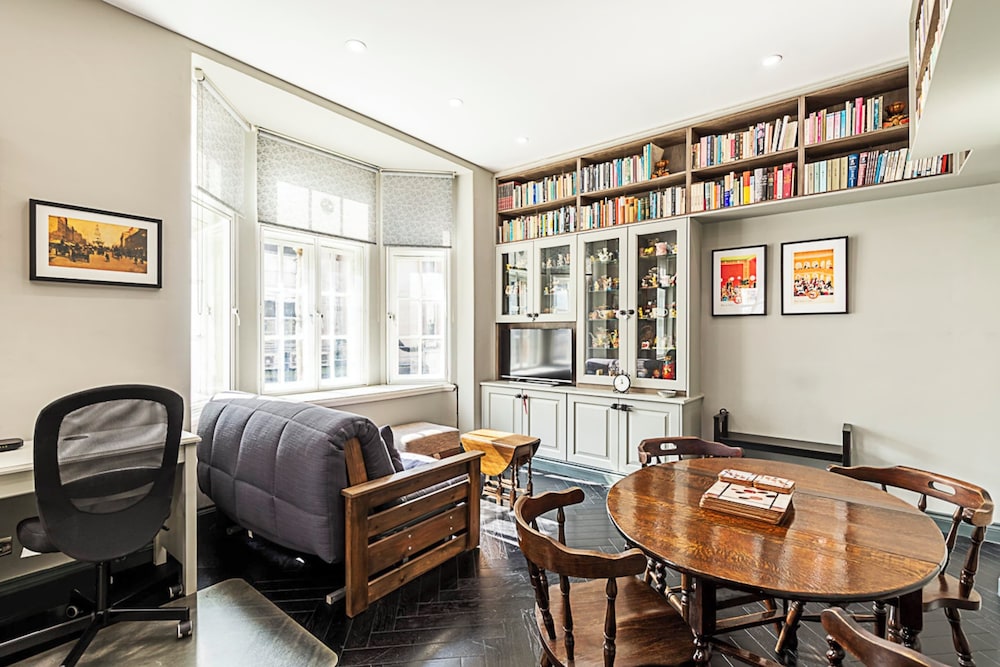 Book Lovers West End Home