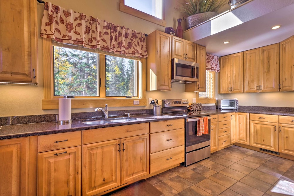 Luxury 4 BR Cabin: 2 King Suites on Shuttle Route view 4