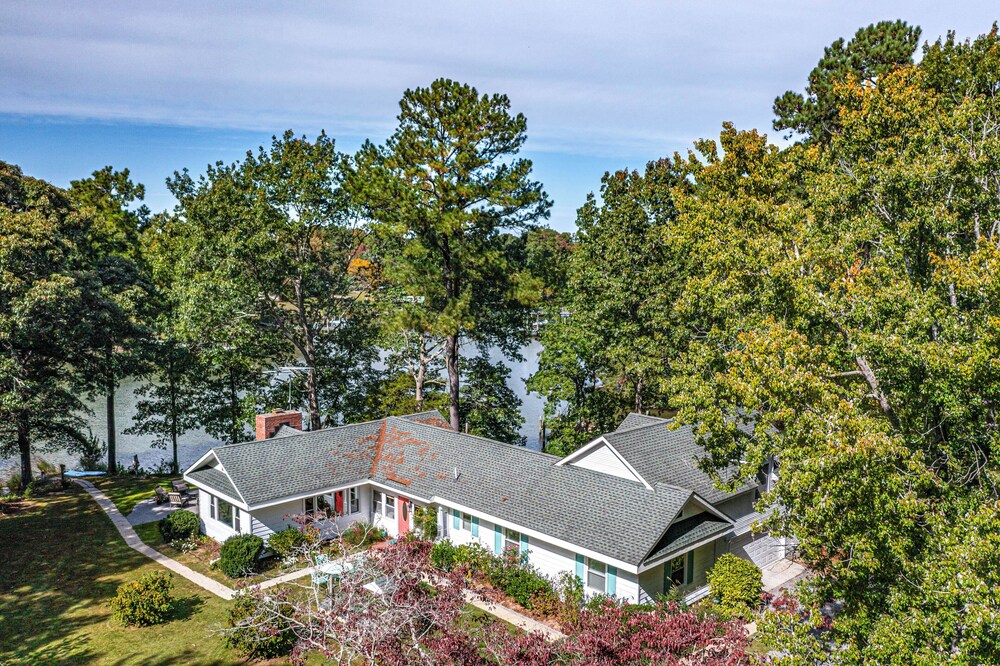 Dine Al Fresco: Reedville Home w/ Dock