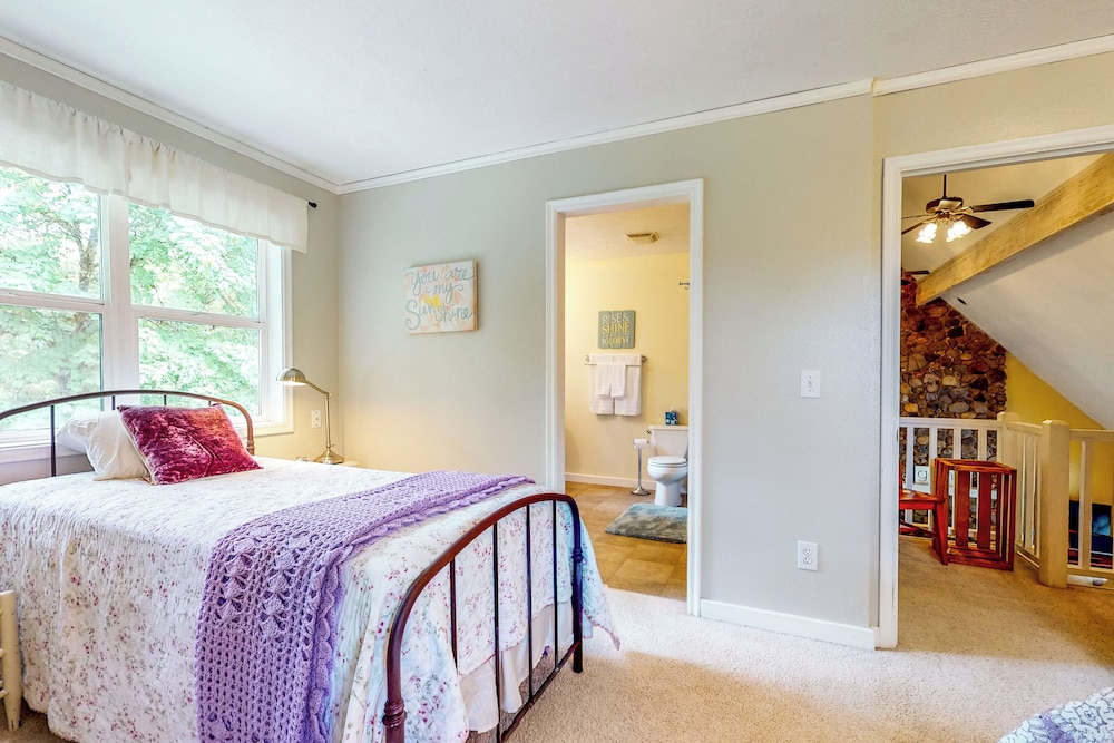 The Homested w/ Covered Deck & Views