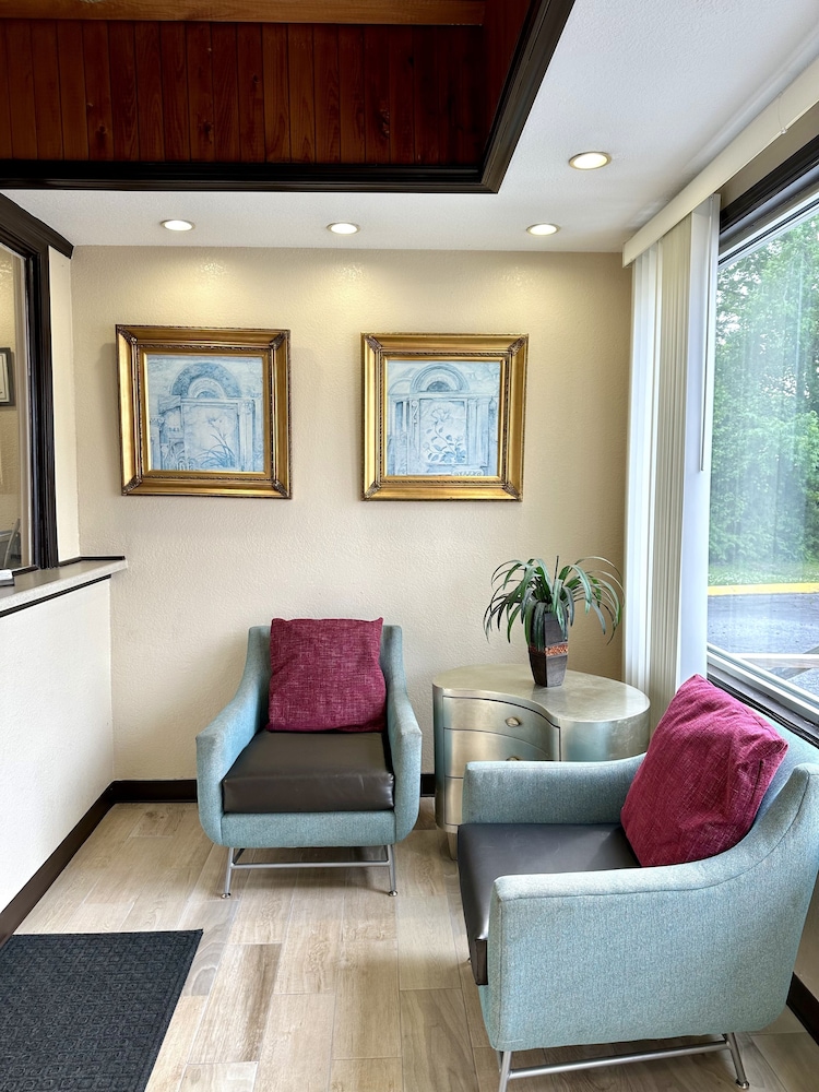 Whistling Pines - Daily & Extended Stay, Elizabeth City