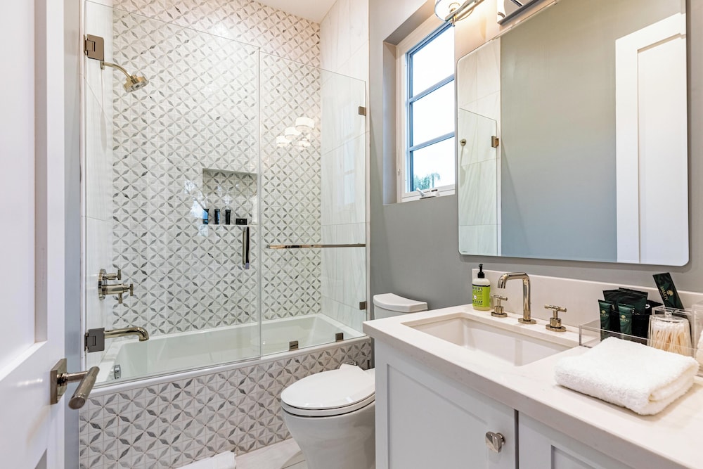 Otis Ave - Modern Farmhouse Retreat w/ Pool, Spa & Luxe Interiors