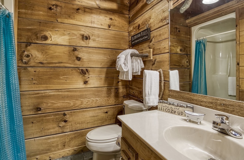Er69 - Rachel's Tree House - Great Location. Close To All The Action! 1 Bedroom Cabin by RedAwning view 2