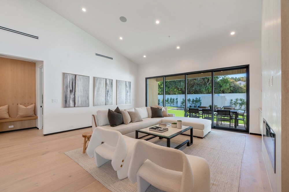 Noble Modern - Urban Sanctuary in Sherman Oaks With Poolside and Patio