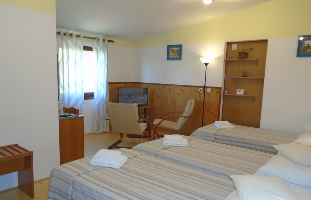 ROOMS MATEA PULA