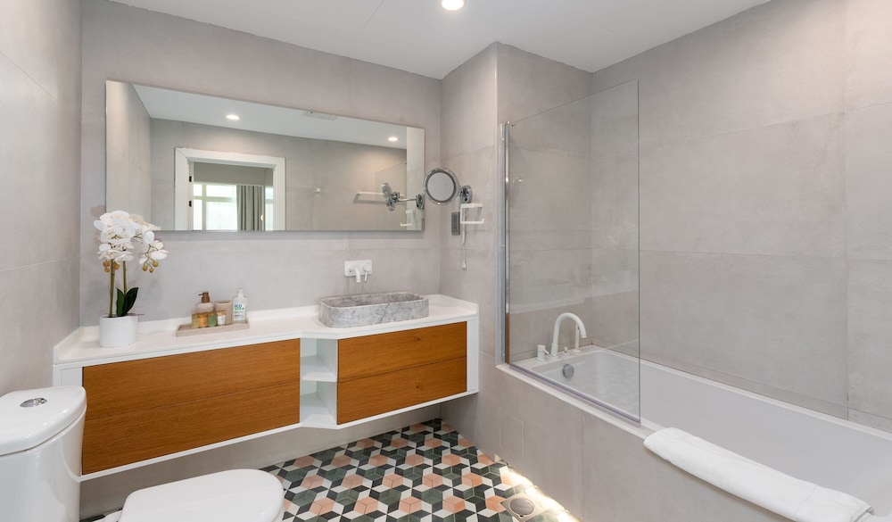 Sleek 2BR Apt at the Palm w Beach Access