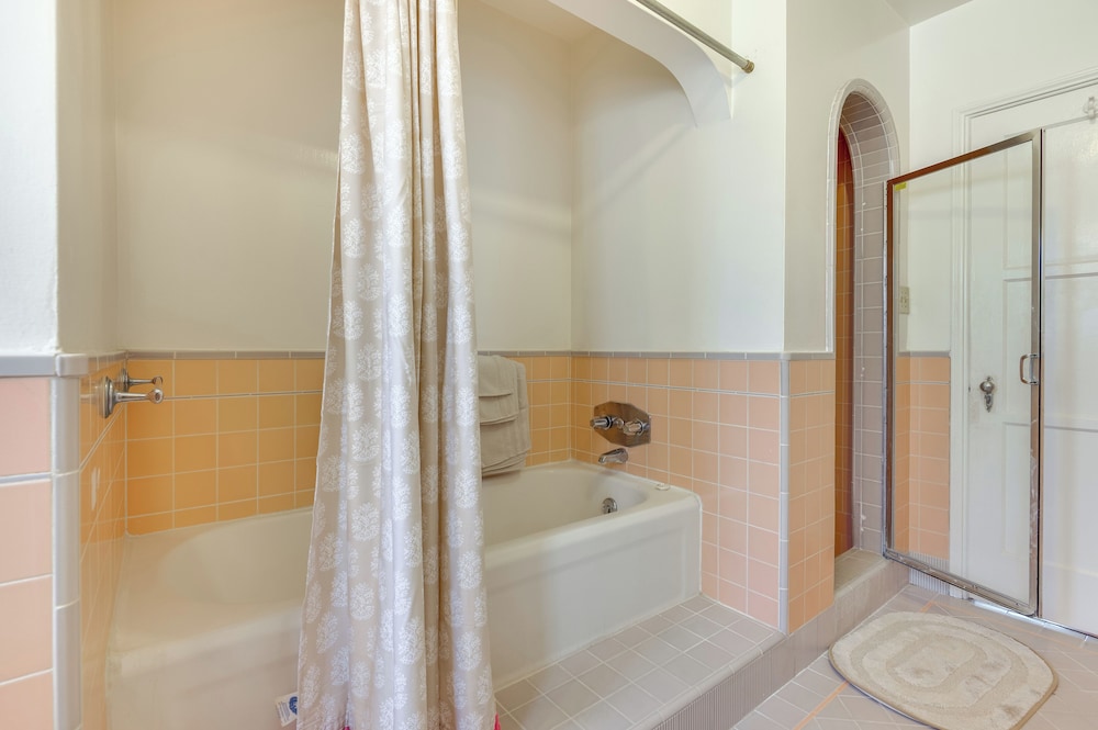 5 Mi to Sofi Stadium: Charming Family Home!