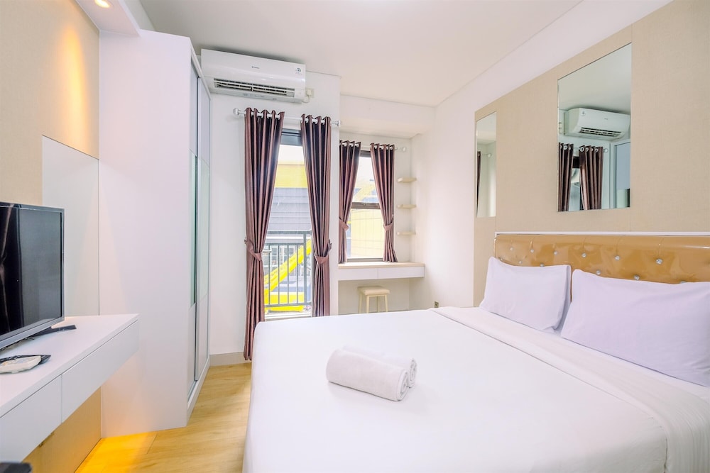 Homey And Best Choice Studio Apartment Transpark Cibubur