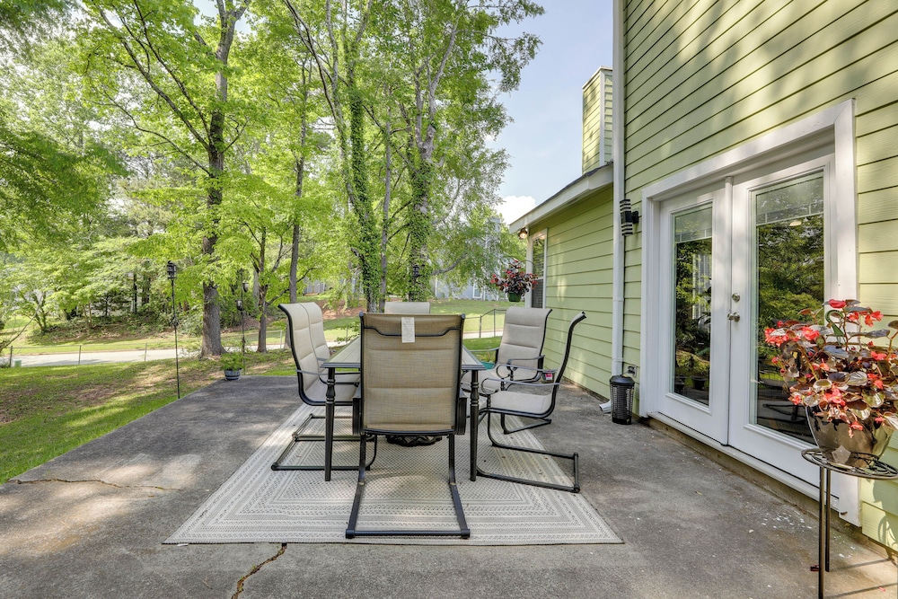 4 Mi to Stone Mountain: Retreat w/ Office!