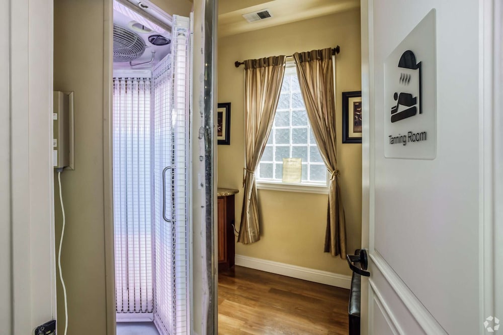 New Cozy 1BR Apt With Gym Sauna Heated Pool Access