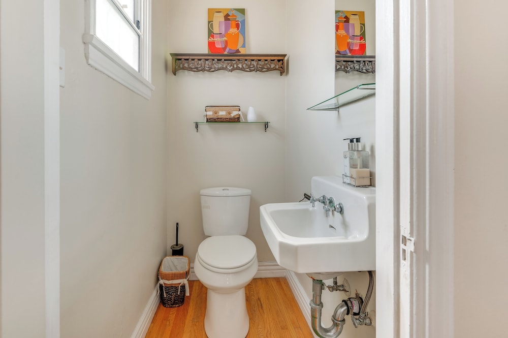 5 Mi to Sofi Stadium: Charming Family Home!