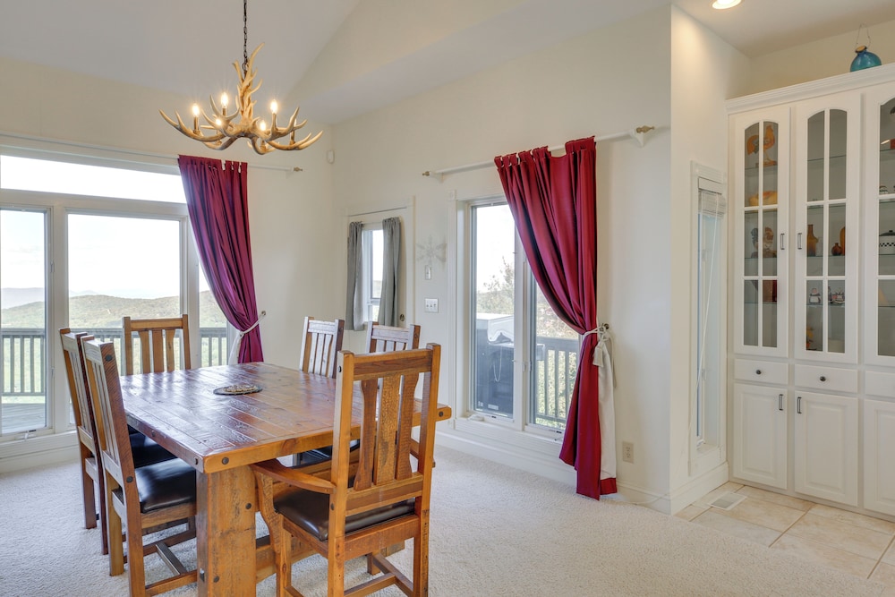 Beech Mtn Views, Next to Ski Resort: Home w/ Decks