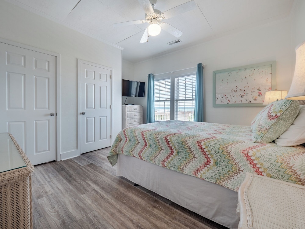 Green Dolphin by Topsail Realty