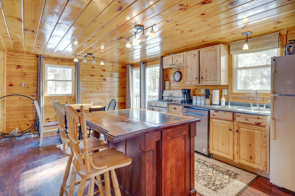 Cozy Laconia Cabin, Close to Winnipesaukee Pier!