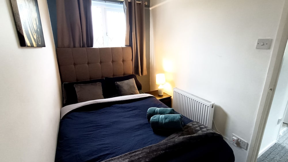 Cozy 3-Bed Family Home with Free Parking view 2
