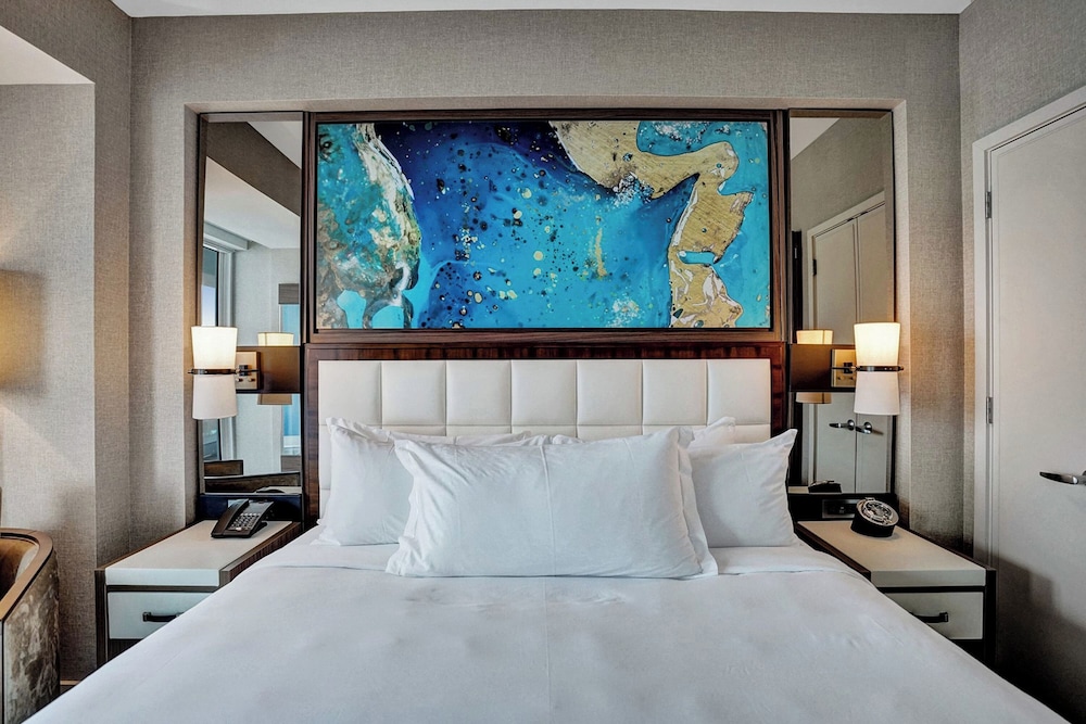 Chic Beachfront Bliss: Your Perfect 1 BR Retreat !